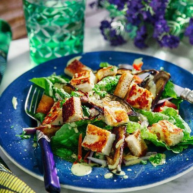 Caesarsallad på halloumi och rostad aubergine