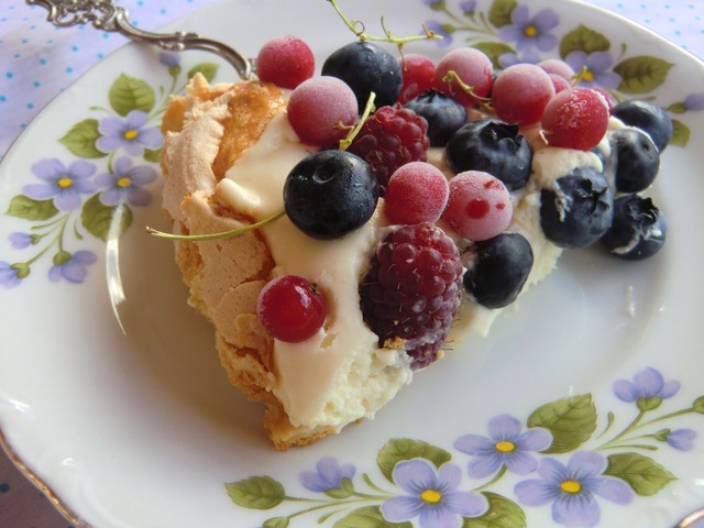 Dansösens marängtårta med vit choklad- och citroncurdsgrädde samt färska bär - glutenfri förstås