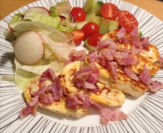 Halloumi med knaperstekt bacon och sallad