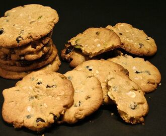 Cookies med vit choklad, pistagenötter & svarta vinbär