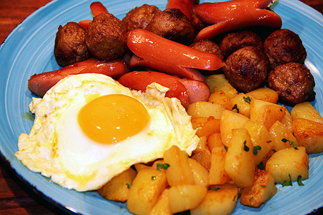 Stekt potatis prinskorv och ägg