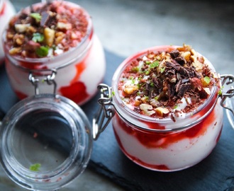 Yoghurtdessert med limemarinerade jordgubbar