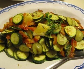 Zucchini med tomater – gott till grillat