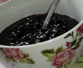 NÄSTAN rårörd svartvinbärssylt med vanilj - universums godaste