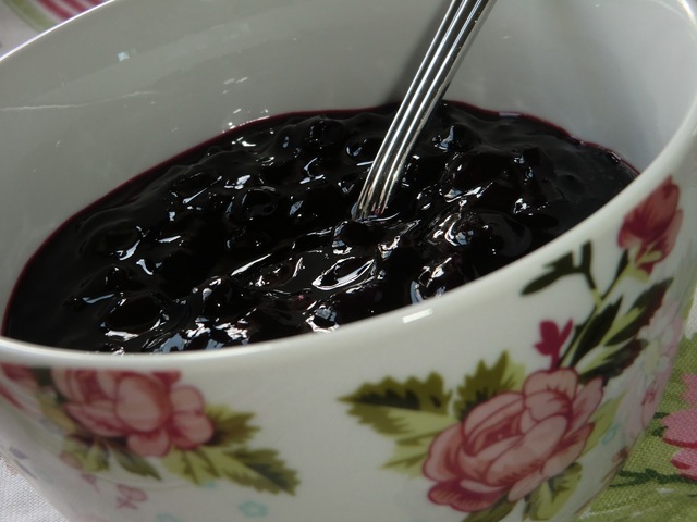 NÄSTAN rårörd svartvinbärssylt med vanilj - universums godaste