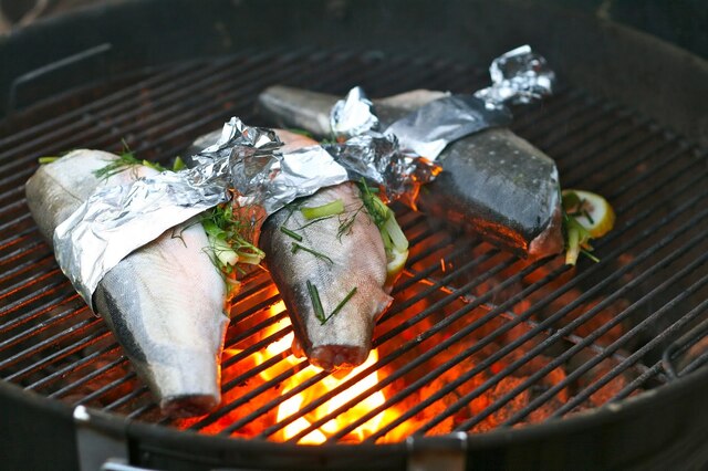 Grillad "rökig" röding med citron, dill, gräslök och salladslök