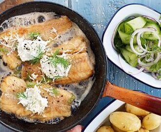 SMÖRSTEKT TORSK MED SYRLIG GURKSALLAD OCH PEPPARROTSSÅS