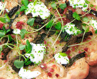 Vit pizza med rökt sidfläsk, gruyèreost och svartkål | Recept från Köket.se