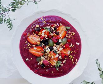 Beetroot and Berry Smoothie Bowl