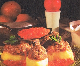 Fyllda potatisar med tomatsås