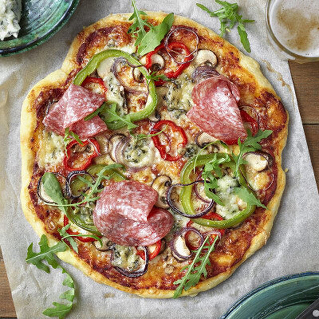 Pizza med gorgonzola, salami och grönsaker