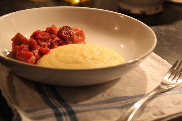 Krämig polenta med aubergine och chorizo i tomatsås