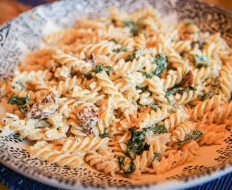 Spenatpasta med soltorkade tomater