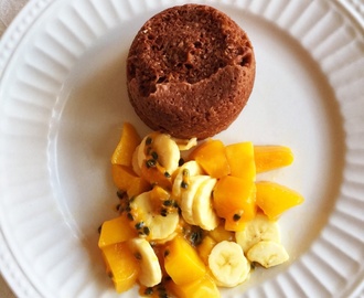 Chokladmugcake med tropisk fruktsallad/Chocolate mugcake with tropical fruitsalad
