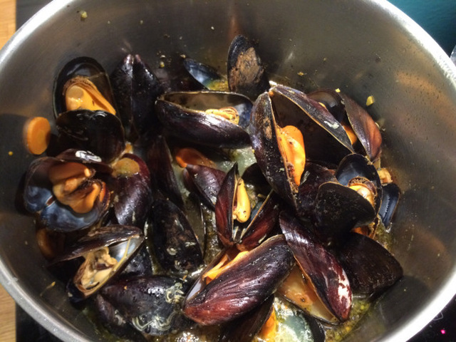 Färska kokta musslor