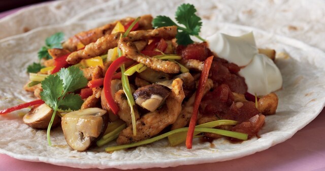 Grillad kycklingfajita med champinjoner och paprika | Recept från Santa Maria