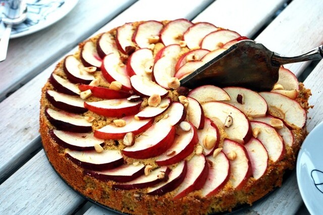 Rostade hasselnötter + äpple = mumsig kaka!