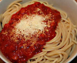 Pasta med tomat och baconsås