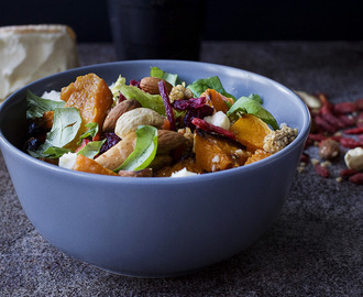 Sallad med rostad pumpa, fröblandning och Tallegio