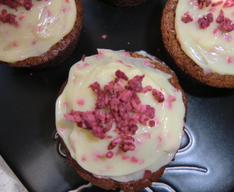 Glutenfria bananmuffins med citroncurd och vit chokladtopping