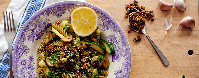 Siri Barjes pasta med zucchini, svamp och pangrattato på solrosfrön