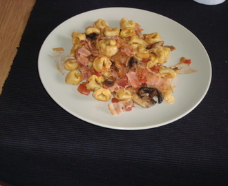 Tortellini med bacon och svamp