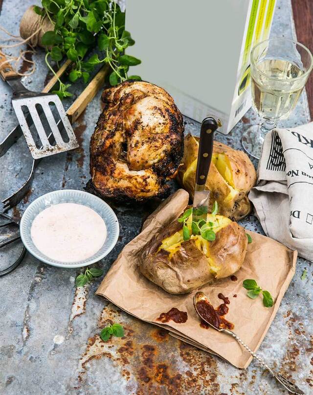 Beer Can Chicken med chipotlecreme och bakad potatis