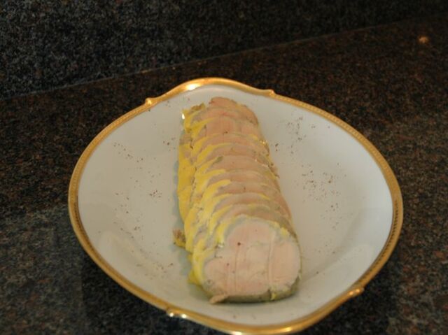 Rouleau de foie gras cuit au film alimentaire