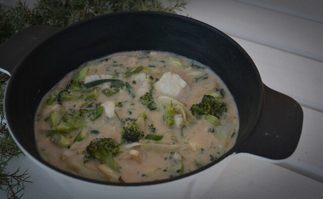 Torsk med broccoli och fänkål i grön curry