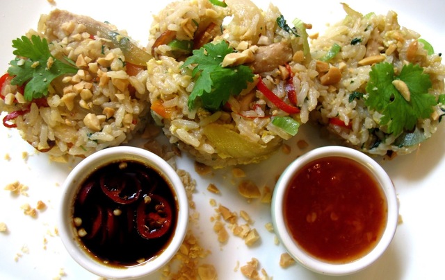 Sessas stekta ris med kyckling (Khao phad gai)