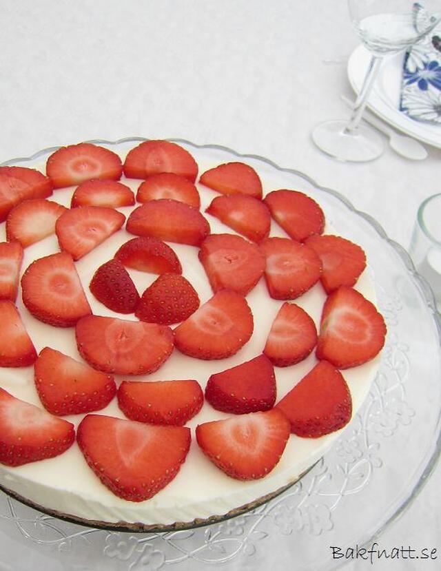 Vaniljmoussetårta med jordgubbar