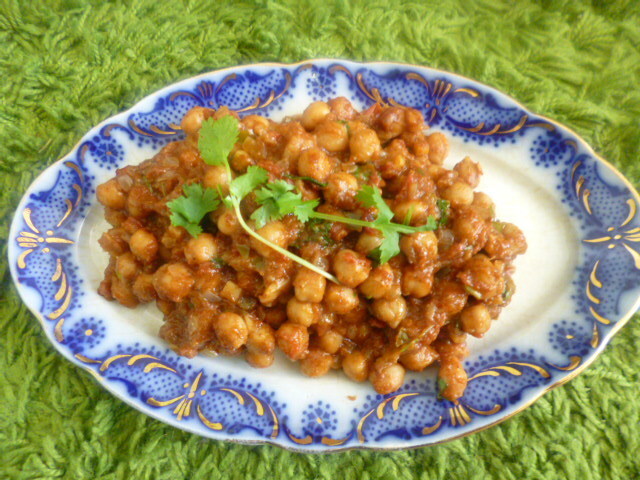 Kryddig kikärtsgryta – Kikärtor med ingefära, vitlök och grön chili – Chana masala