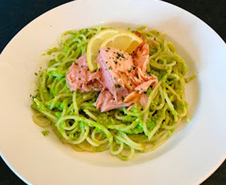 Pasta med ärtpesto och varmrökt lax