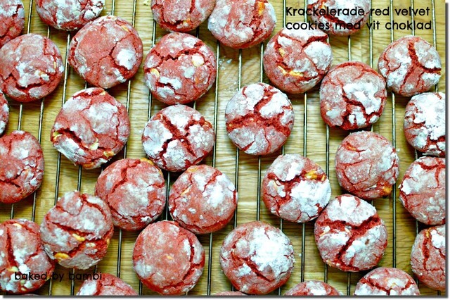 Krackelerade red velvet cookies med vit choklad