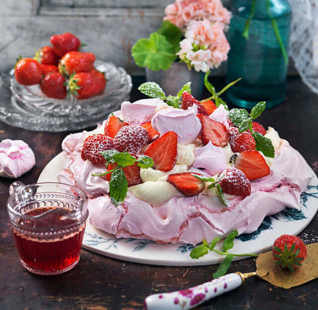 Rosa pavlova med grädde och jordgubbar