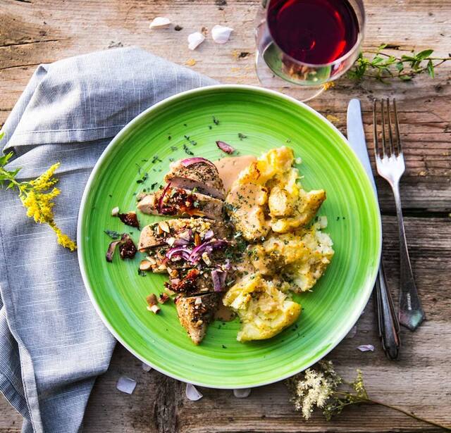 Kycklingfiléer i ugn med krossad potatis och gräddsås