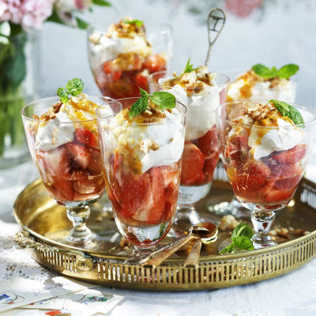 Marinerade jordgubbar med vaniljgrädde, passionsfrukt och rostad mandelmassa