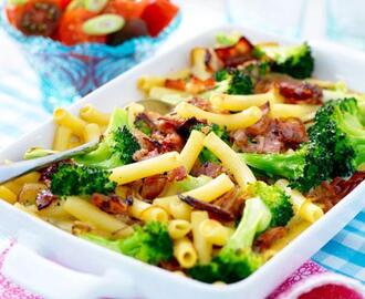 Pasta och broccoligratäng med bacon