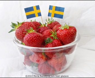 Fira Sveriges nationaldag med färska jordgubbar eller jordgubbspaj