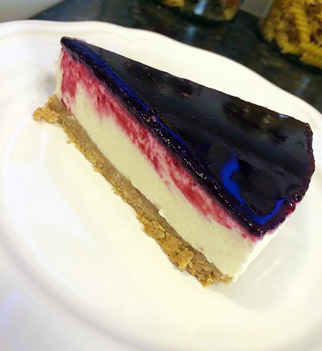 Cheesecake med hallon/blåbär