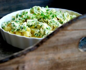 Smashed potatoes på färskpotatis med ört- och vitlökssmör!