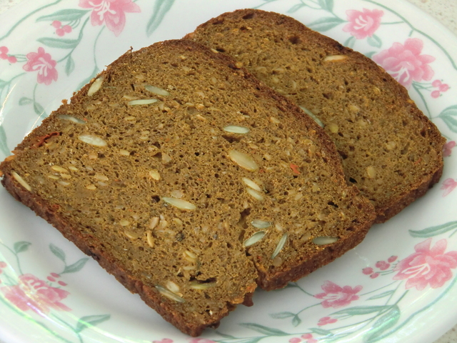 Brödbak igen - glutenfritt mörkt formbröd med allehanda nyttigheter