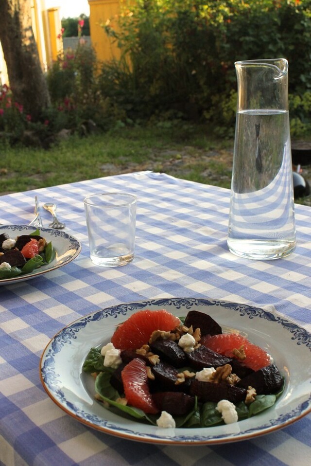 Rostade rödbetor på en bädd av spenat med ricotta och blodgrape