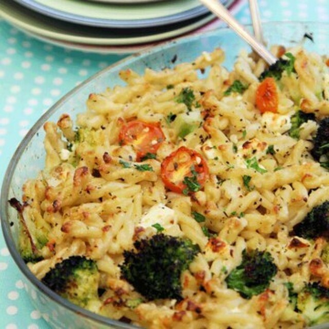 Pastagratäng med broccoli och fetaost