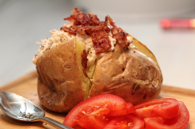 Bakad potatis med kycklingröra och knaprig bacon