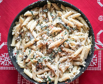 Krämig pasta med svamp, spenat, ricotta, pinjenötter och parmesan