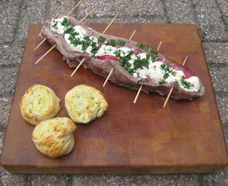 Fläskfilé fylld med persilja, getost, salami samt potatisrullar med två smaker