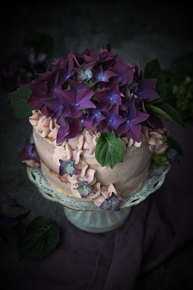 Angel Food Cake tårta med färskost fyllning och blåbärspuré ~ ett sent firande