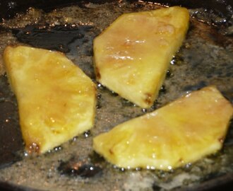 Ananas i karamellsås med rostad kokos