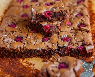 Brownies med hallon och chokladbitar